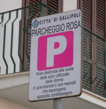 <b>CARTELLO </b>Che segnala il parcheggio rosa riservato alle donne incinte 