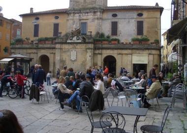 <b>ORBETELLO.</b> La piazza del municipio 