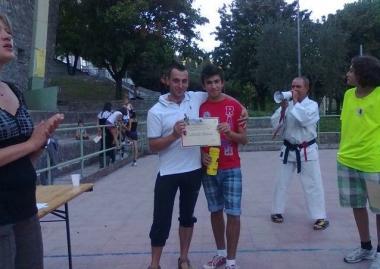 Paolieri premia il vincitore 