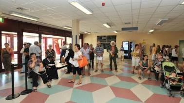 Gente in fila al centro unico prenotazioni dell’ospedale