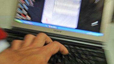 Truffa in rete, donna inganna un anziano