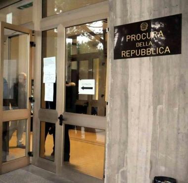 Riunione in procura, a destra il medico legale Ratti 