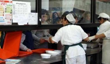 <b>IN CUCINA.</b> Cuoche al lavoro in una foto darchivio     