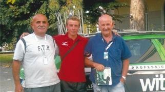 Il ciclista Giorgieri, al centro, insieme al suo staff: parteciperà al mondiale di Copenaghen