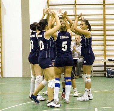 Una gara di volley femminile al palazzetto di Alberghi               