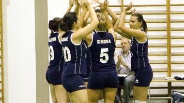 Una gara di volley femminile al palazzetto di Alberghi