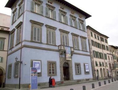 A sinistra Palazzo Blu, gi&agrave; Palazzo Giuli; a destra il palazzo dei Brocci, che &egrave; la sede del Rettorato    