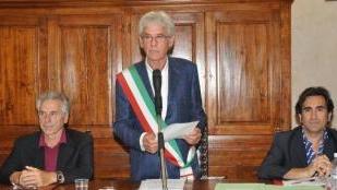 In piedi, il sindaco Possenti