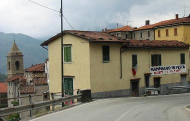 Mammiano con lo striscione che annuncia la festa paesana 