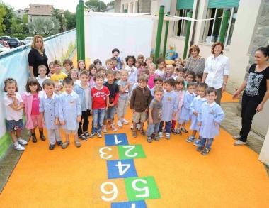 I bambini delle materne di Valenzatico con le insegnanti 