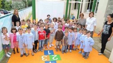 I bambini delle materne di Valenzatico con le insegnanti