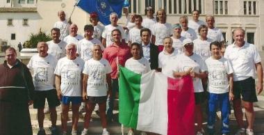 Foto di gruppo per la Staffetta della Fede a San Giovanni Rotondo 