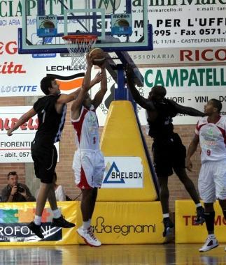 A sinistra tifosi e appassionati di basket sulle tribune del palazzetto ad assistere alle gare del torneo Vasco Martini A destra unazione della sfida vinta da Pistoia contro il Besiktas 