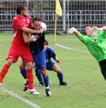 <b>MASSESE-PISA SC. </b>Il pisano Romanini contro Zaniolo 