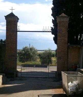 <b>CIMITERO</b>. Lingresso della struttura di Orbetello 