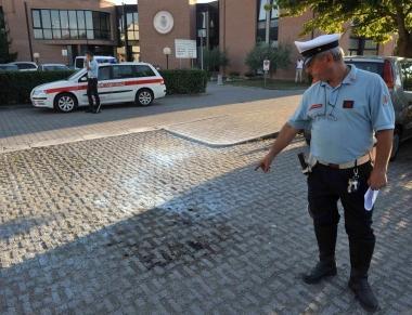 I rilievi della polizia municipale nella piazza dove &egrave; avvenuta la tragedia e la vittima Omar Naji        