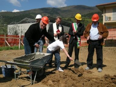 Linizio dei lavori per la Casa delle associazioni. Sopra, Scatragli 