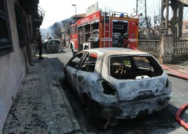 Via Ponchielli e le auto bruciate il giorno dopo il disastro ferroviario   