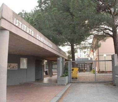 Lingresso della scuola media Pascoli a Portoferraio 