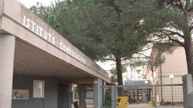 L’ingresso della scuola media Pascoli a Portoferraio