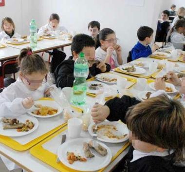 Bambini alla mensa. Il servizio &egrave; gi&agrave; cominciato in molte scuole 
