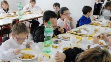 Bambini alla mensa. Il servizio è già cominciato in molte scuole