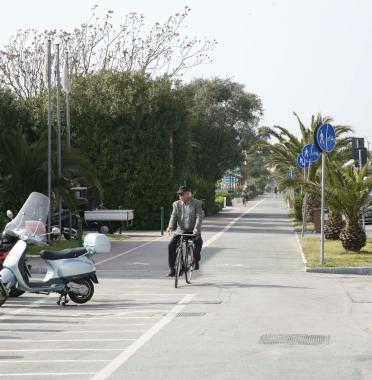 Una pista ciclabile e traffico sul lungomare a Forte