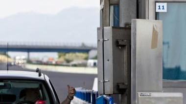 A fianco un’auto al casello Sulla destra la nuova barriera costruita da Sat a Rosignano