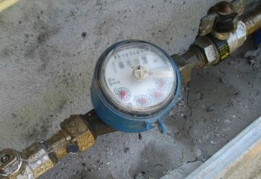 <b>ACQUEDOTTO.</b> Un contatore dellacqua. A destra il presidente del Fiora, Claudio Ceroni 