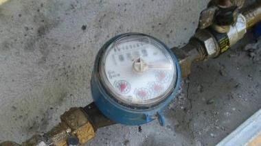<b>ACQUEDOTTO.</b> Un contatore dell’acqua. A destra il presidente del Fiora, Claudio Ceroni
