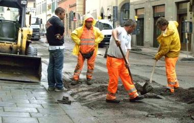 <b>AL LAVORO.</b> Operai in strada in una foto darchivio  