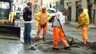 <b>AL LAVORO.</b> Operai in strada in una foto d’archivio