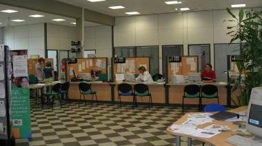 Il Centro per l’impiego e un saldatore al lavoro in un’azienda metal- meccanica