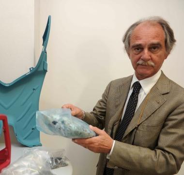 Sopra il Plasmix polimero creato dai laboratori della scuola SantAnna. A fianco una campana per il vetro. Sotto Marconcini 