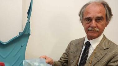 Sopra il Plasmix polimero creato dai laboratori della scuola Sant’Anna. A fianco una campana per il vetro. Sotto Marconcini