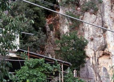 La parete della Fortezza da dove si sono staccati i massi finiti sulle case; sotto le pietre cadute 