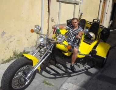 A destra Ghiorghita Mondan su una moto, la sua passione Sotto con la coppa della Targa 
