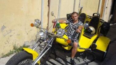 A destra Ghiorghita Mondan su una moto, la sua passione Sotto con la coppa della Targa