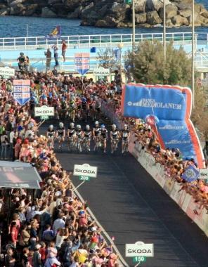 <strong>TUTTI INSIEME.</strong> L’arrivo a Livorno della tappa del 10 maggio