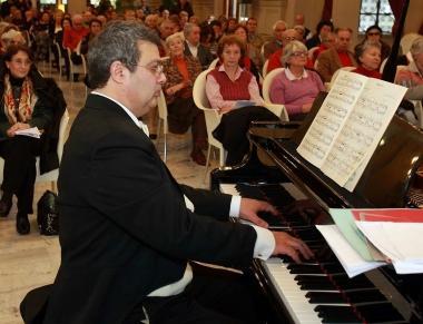 Il maestro Giuseppe Tavanti durante un concerto          