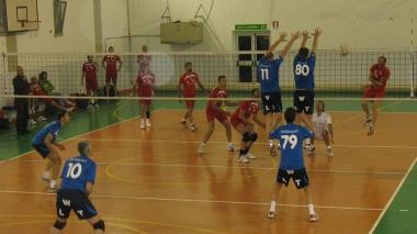 Una fase di un incontro di pallavolo dei tornei della Uisp