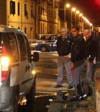 I poliziotti laltra sera al passaggio a livello di via Prov. Pisana  