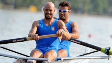 Lorenzo Carboncini (in primo piano) impegnato in una gara del due senza azzurro col compagno Niccol&ograve; Mornati 