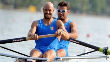 Lorenzo Carboncini (in primo piano) impegnato in una gara del due senza azzurro col compagno Niccolò Mornati
