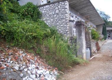 «Cimitero, rischio cadute»