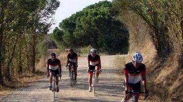 I cicloamatori dei “Supribrichi” durante l’impresa senese