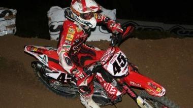 Il pilota del team JK Alfie Smith in sella all’Aprilia