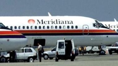 A sinistra il Galilei, sotto un aereo della Meridiana