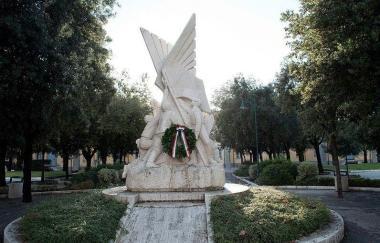Il monumento ai caduti in piazza Dante a Forte 