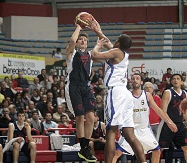 Il play rossobl&ugrave; Andrea Tommei al tiro (foto darchivio)    